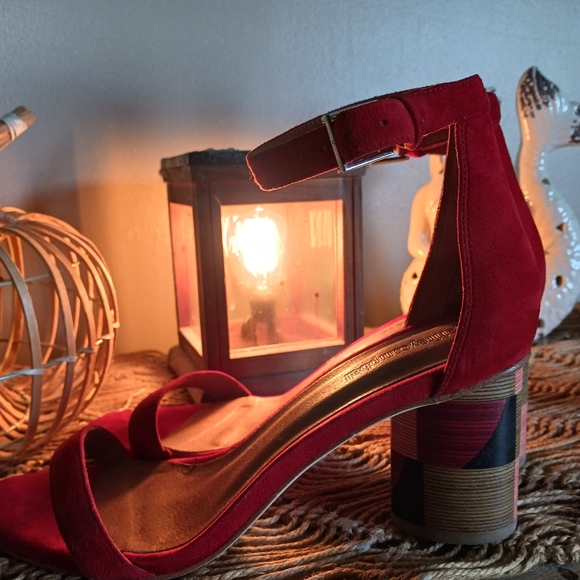 Heels - Picture 4 of 4